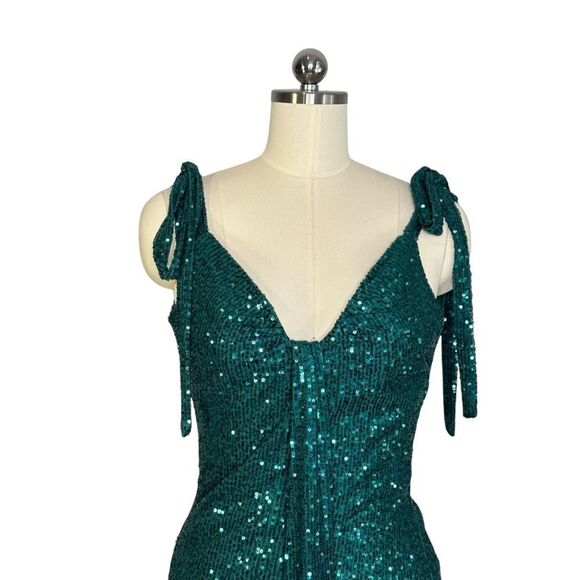 Mac Duggal 26693 Green Sequin Bow Shoulder Column Gown | Size 4 - Picture 3 of 11